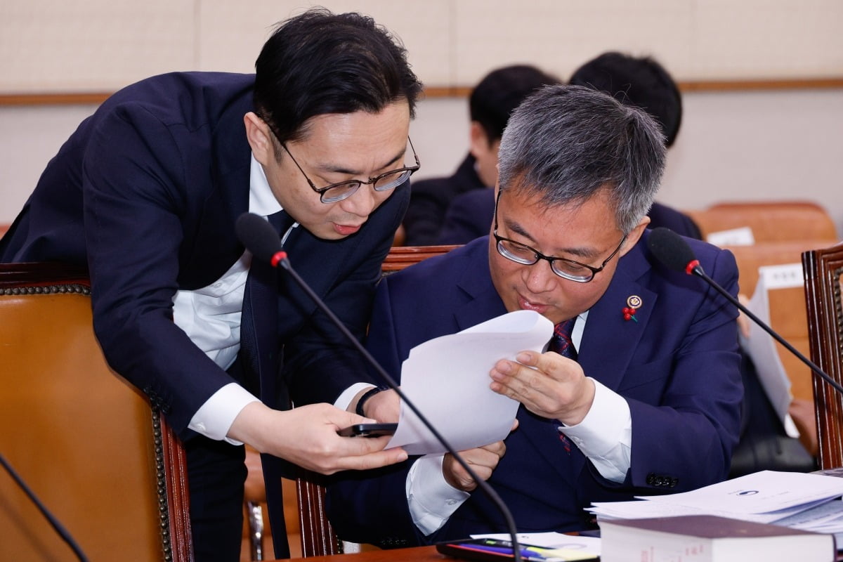 김석우 법무부 장관 직무대행(차관)이 10일 서울 여의도 국회에서 열린 법제사법위원회 제420회국회(임시회) 제3차 전체회의에 출석해 직원과 대화하고 있다. 사진=뉴스1