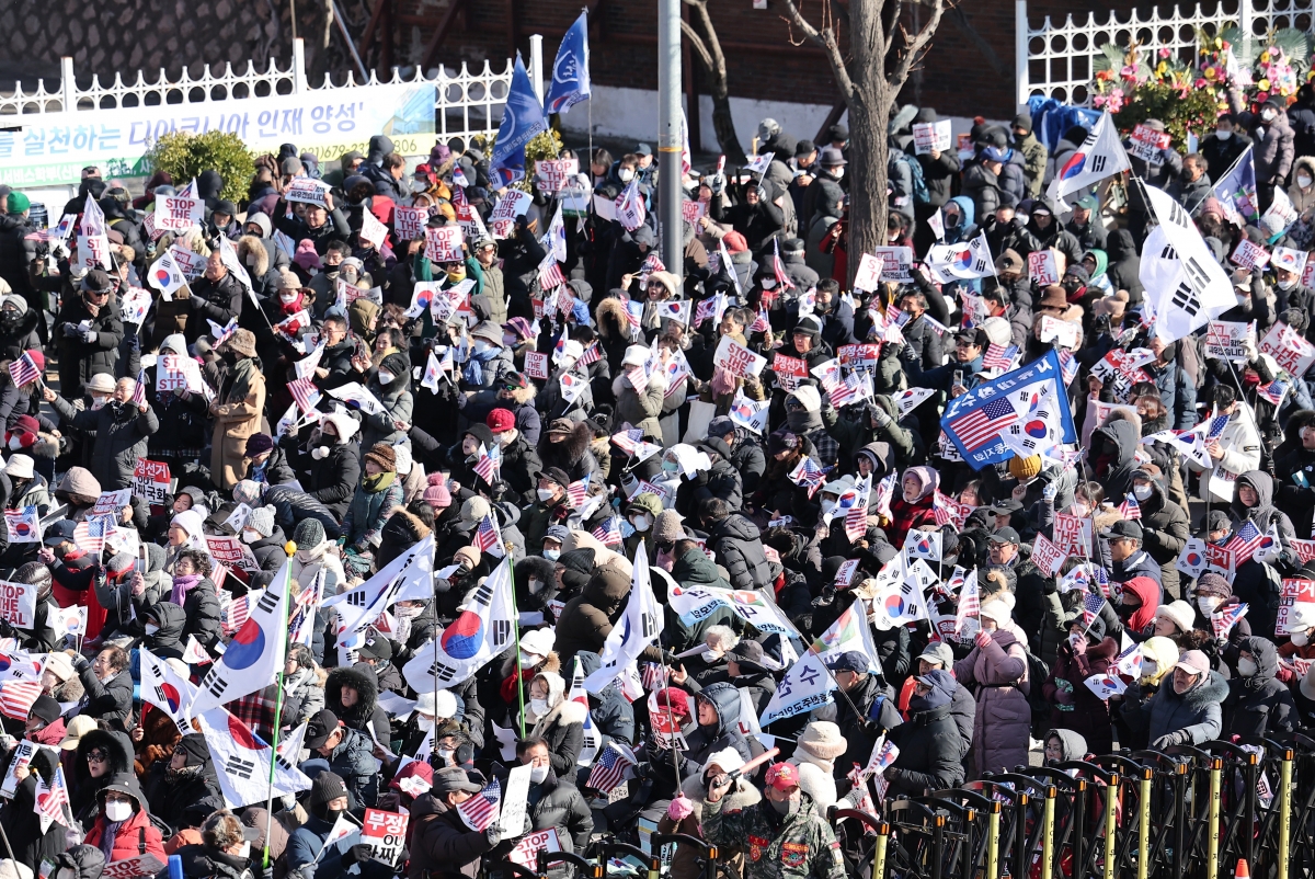  전국 대부분 지방에 한파 특보가 발효된 10일 서울 용산구 한남동 대통령 관저 인근에서 윤석열 대통령 지지자들이 탄핵 반대 카지노 슬롯 머신를 하고 있다/ 사진=뉴스1