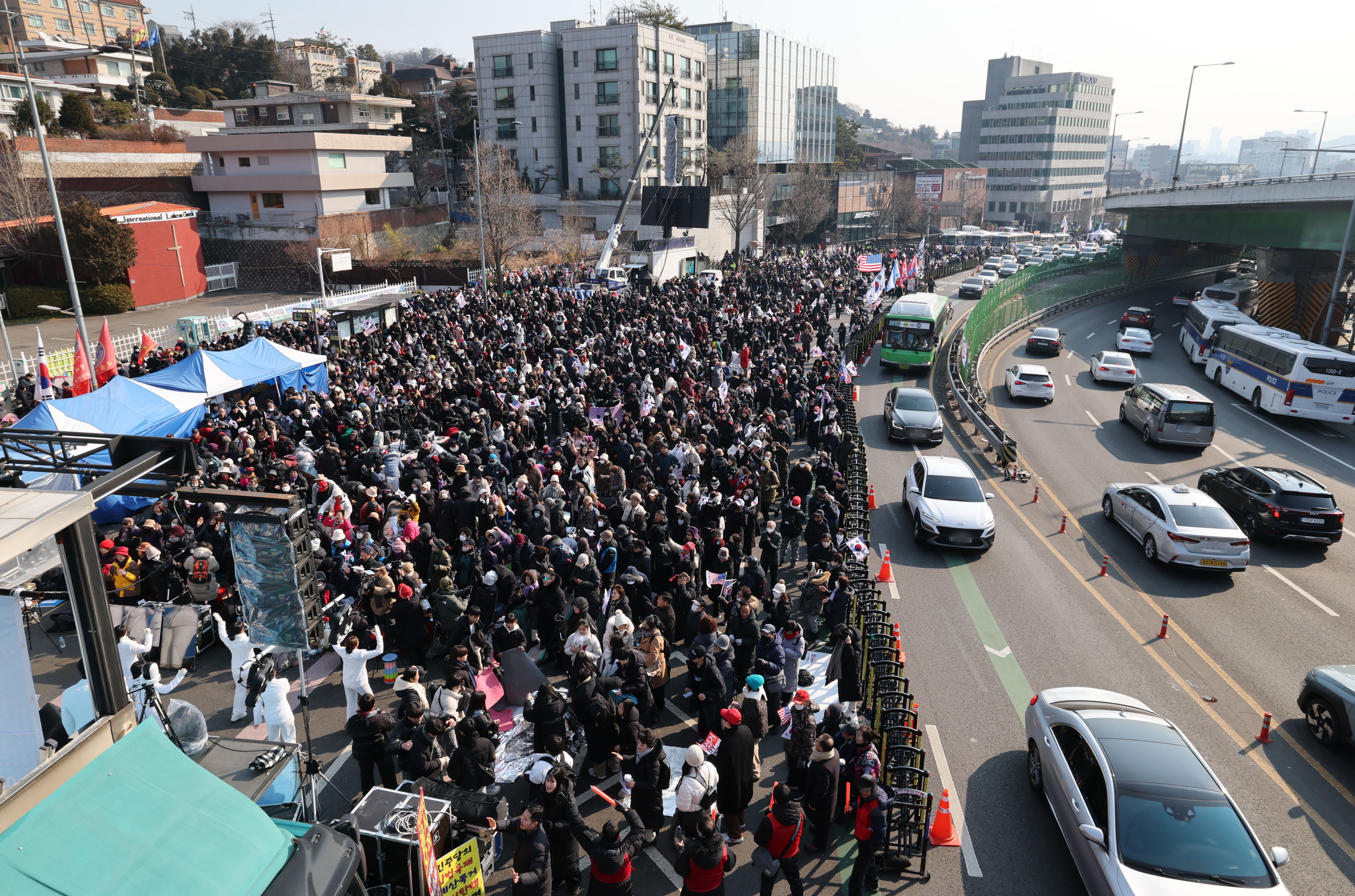 대통령 관저 인근 집회서 흉기 휘두른 남성 체포