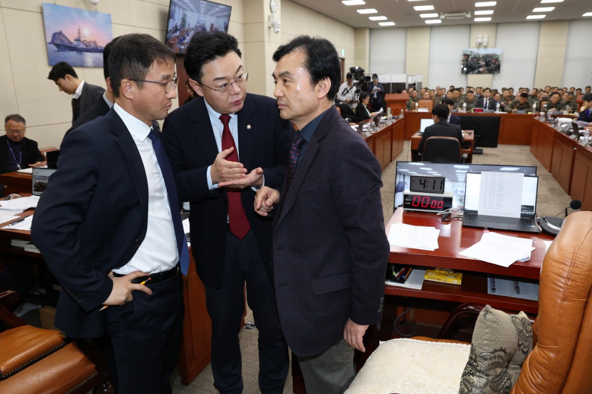  14일 오후 서울 여의도 국회에서 열린 윤석열 정부의 비상계엄 선포를 통한 내란 혐의 진상규명 국정조사특별위원회에서 안규백 위원장(오른쪽부터)과 여야 간사인 김성원, 한병도 의원이 논의하고 있다. 슬롯 무료 사이트1