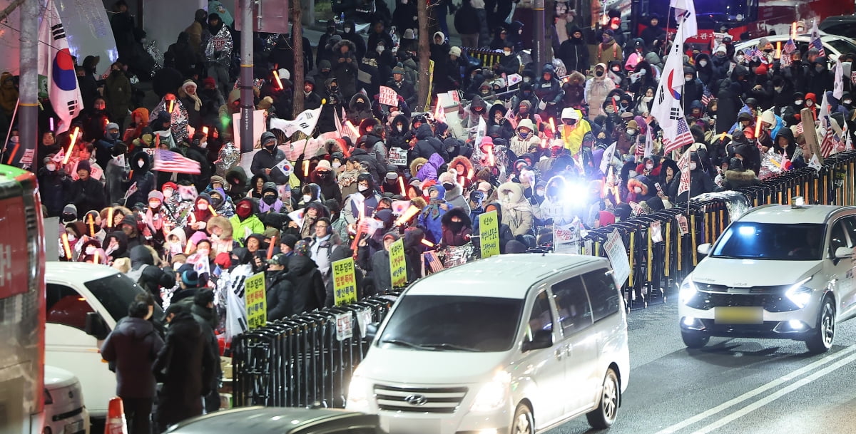 고위공직자범죄수사처(공수처)가 윤석열 대통령 2차 슬롯 머신 규칙 집행에 나설 것으로 전망되는 가운데 15일 오전 서울 용산구 한남동 대통령 관저 인근에서 보수단체 회원들이 윤석열 대통령 지지·응원 집회를 하고 있다. / 사진=뉴스1