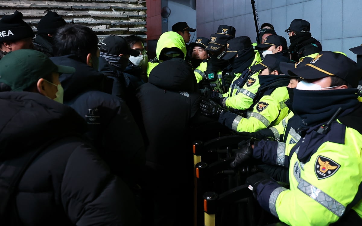 고위공직자범죄수사처(공수처)가 윤석열 대통령 2차 우리카지노추천 집행에 나설 것으로 전망되는 가운데 15일 오전 서울 용산구 한남동 대통령 관저 인근에서 보수단체 회원들이 경찰들과 대치하고 있다. / 사진=뉴스1