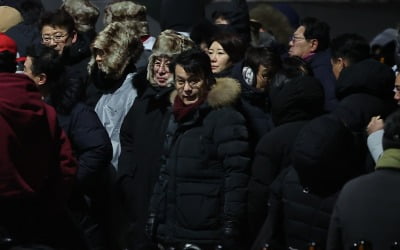 [속보] 국민의힘 의원들, 카지노 한국인 입구서 '체포 저지' 인간띠