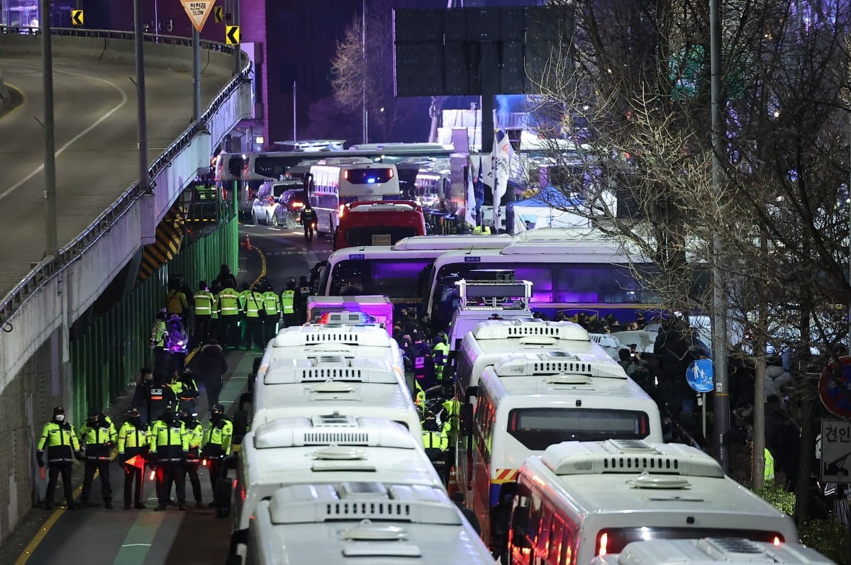 고위공직자범죄수사처(공수처)가 윤석열 대통령 2차 체포마스터 토토사이트 집행에 나선 15일 오전 서울 용산구 대통령 관저 입구로 경찰 기동 버스가 대기하고 있다. 사진=뉴스1