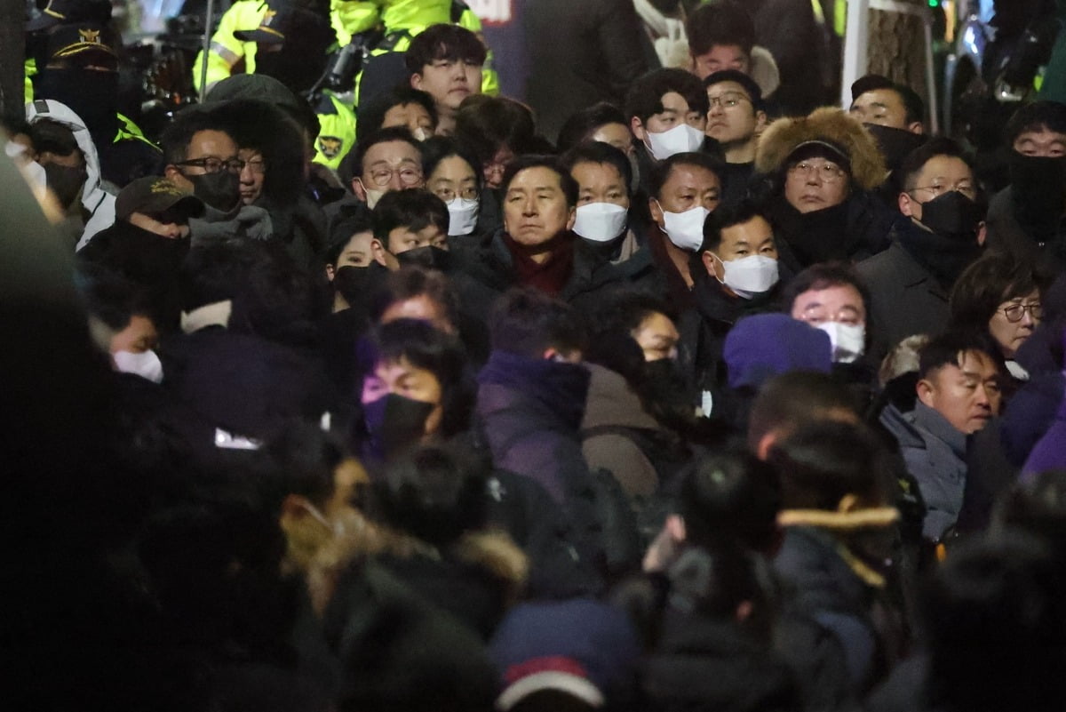 고위공직자범죄수사처(공수처)가 윤석열 대통령 2차 카지노사이트영장 집행에 나선 15일 오전 서울 용산구 한남동 대통령 관저 앞에 김기현 의원을 비롯한 국민의힘 의원들이 집결해 있다. / 사진=뉴스1