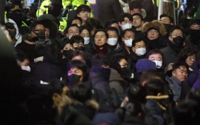 "쿠데타다!" 체포 시도에 반발…1시간 넘게 대치 중 [종합]