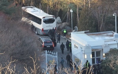 [속보] 尹 측 석동현 "대통령, 온라인카지노로 출석…출발 예정"