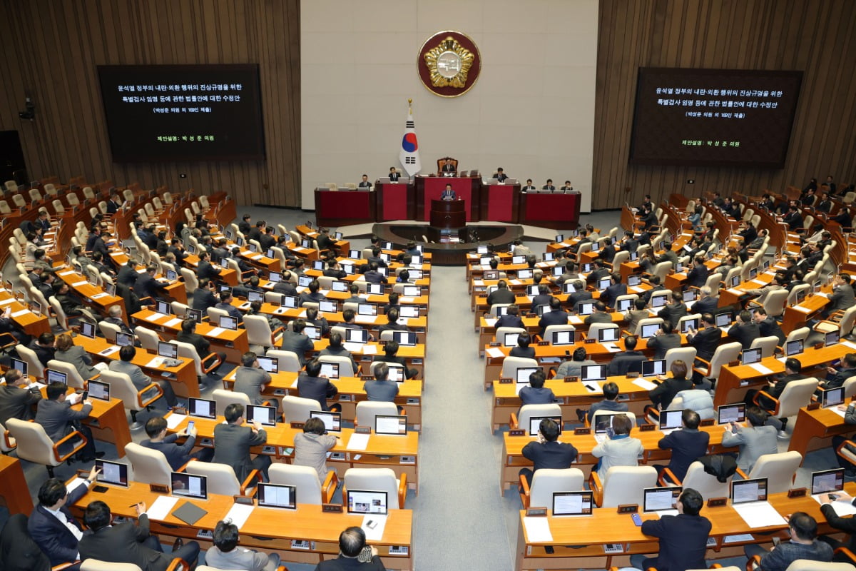 '외환 혐의' 뺀 내란특검법, 野 주도로 국회 통과