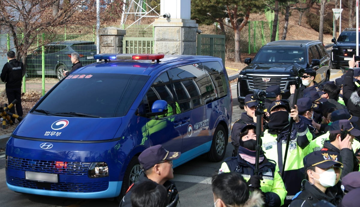  윤석열 카지노 미국의 구속 전 피의자심문(영장실질심사)를 앞둔 18일 오후 경기 의왕시 서울구치소에서 윤 카지노 미국을 태운 호송 차량들이 서부지법으로 이동하고 있다. 뉴스1