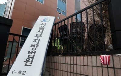 짓밟힌 법치…"판사 죽여버린다" 부수고 던지며 7층까지 난입