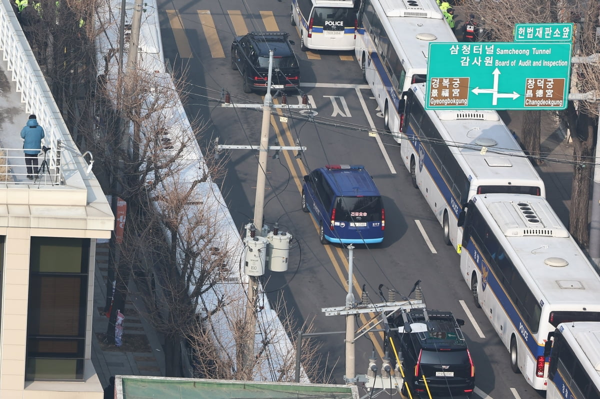 윤석열 대통령이 탑승한 법무부 호송차량이 21일 윤 대통령 탄핵 심판 3차변론기일이 열리는 프라그마틱 슬롯사이트 종로구 헌법재판소로 향하고 있다. 사진=뉴스1