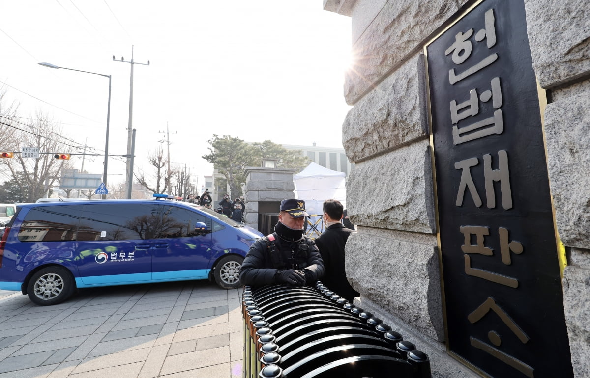 윤석열 대통령이 탑승한 법무부 호송차량이 21일 서울 종로구 헌법재판소로 들어서고 있다. 사진=뉴스1