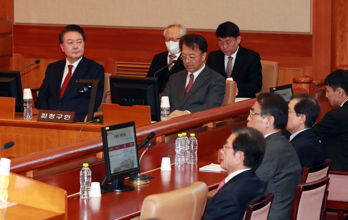  윤석열 대통령이 21일 오후 서울 종로구 재동 헌법재판소에서 열린 탄핵심판 3차 변론기일에 온라인 슬롯해 피청구인 측에 자리하고 있다. /사진=뉴스1