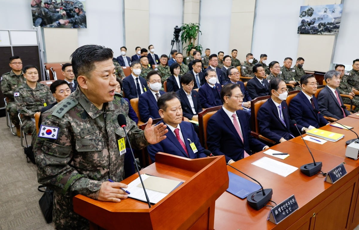 정성우 전 카지노사이트추천령부 1처장이 22일 오전 서울 여의도 국회에서 열린 윤석열 정부의 비상계엄 선포를 통한 내란 혐의 진상규명 국정조사 1차 청문회에 출석해 의원 질의에 답하고 있다. /사진=뉴스1