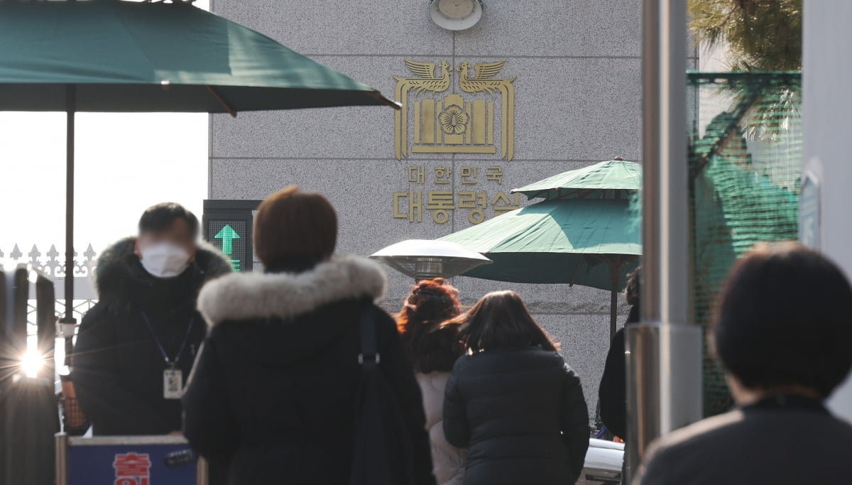 고위공직자범죄수사처(공수처)가 윤석열 대통령의 비화폰 서버 등을 확보하기 위해 대통령실과 관저 등에 대한 압수수색 시도 중인 22일 오후 서울 용산구 대통령실 앞에서 관계자들이 이동하고 있다. / 사진=뉴스1