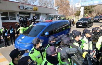 [속보] 尹 헌재 도착…탄핵심판 두번째 출석, 김용현 만난다