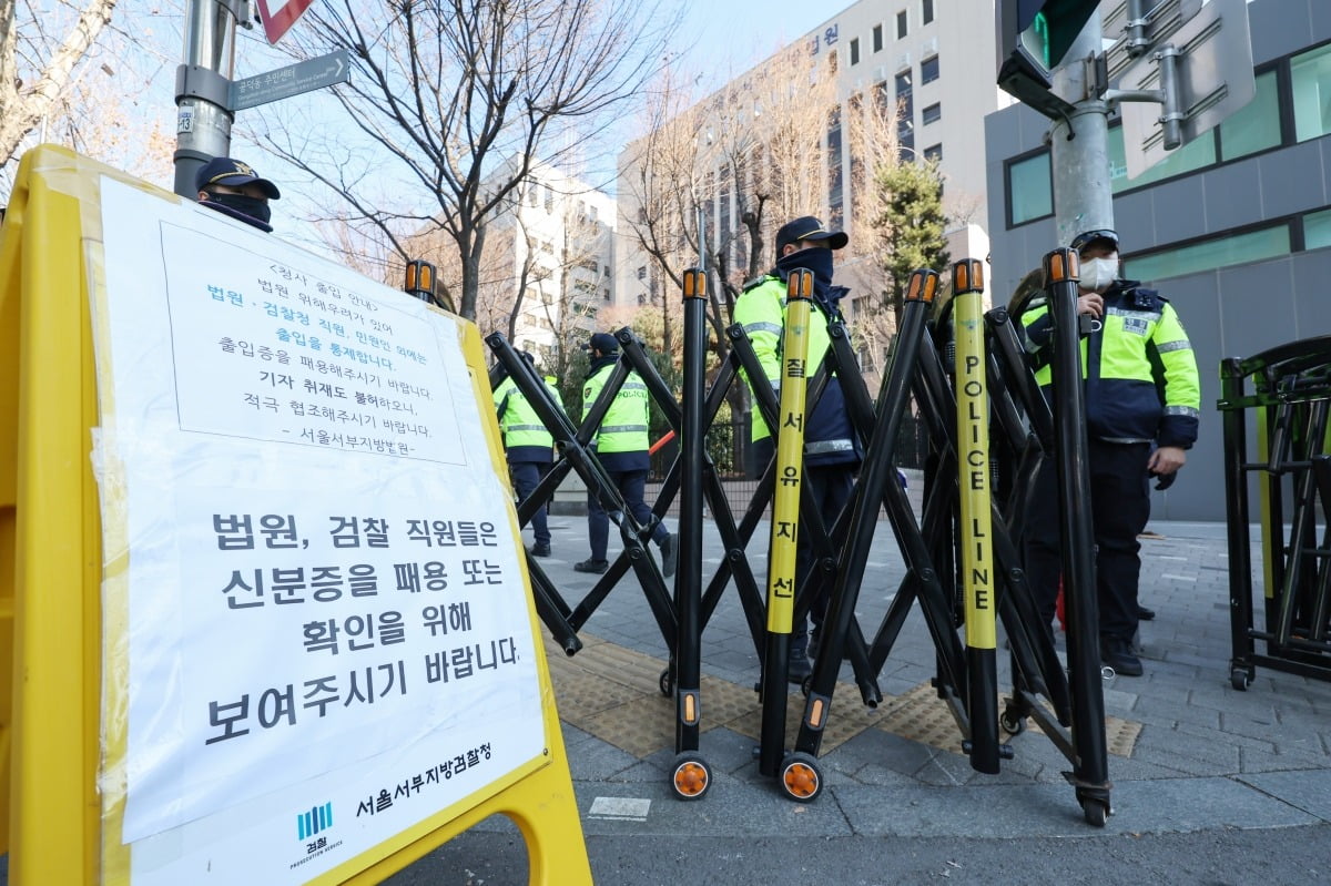 서울 마포구 서울서부지법 앞 보행로가 지난 19일 새벽 난입 사태로 인해 카지노 룰렛 사이트 직원 외 통행 및 출입이 통제되고 있다./사진=뉴스1