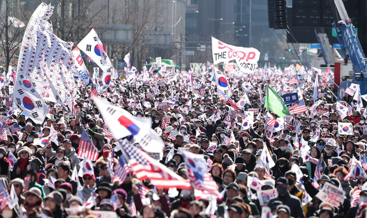 지난 25일 서울 종로구 동화면세점 일대에서 윤석열 대통령 탄핵 반대 레고카지노가 열리고 있다. 사진=뉴스1