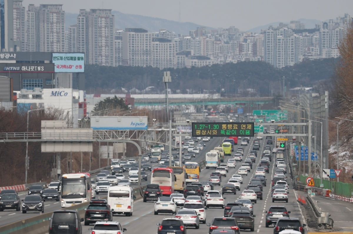 설 카지노 노말 마지막 날인 30일 경기 오산시 경부고속도로 오산IC 인근 상하행선의 교통량이 많은 모습을 보이고 있다./사진=뉴스1