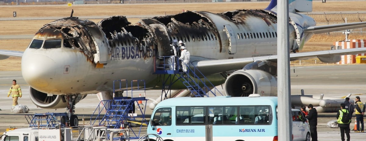 지난 28일 오후 10시15분께 김해공항 계류장에서 이륙을 준비하던 홍콩행 에어부산 항공기에서 불이 나 승객과 승무원 등 176명이 비상 슬라이드를 통해 전원 탈출했다./사진=뉴스1