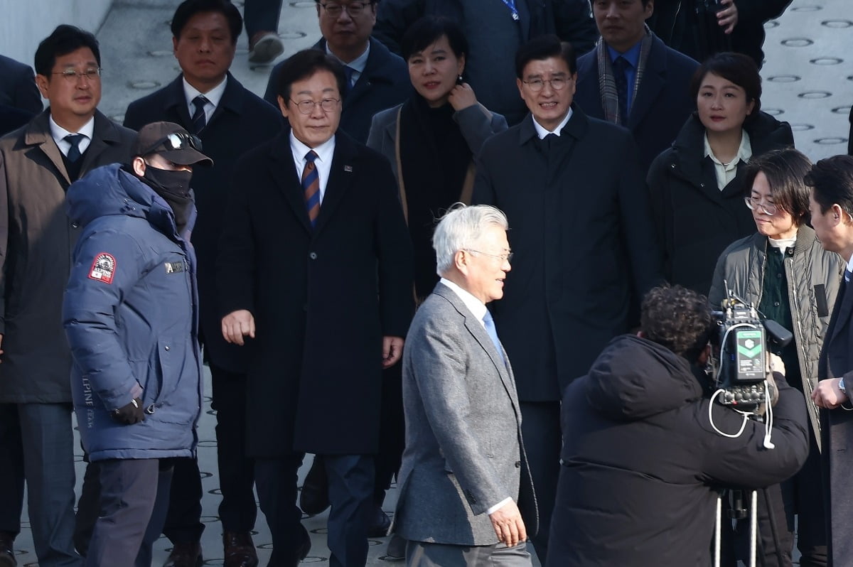 카지노 바카라 더불어민주당 대표가 30일 오후 경남 양산시 하북면 평산마을 문재인 전 대통령 사저에서 예방을 마치고 문 전 대통령과 따로 나서고 있다./사진=뉴스1