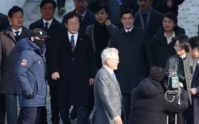 文, 이재명에 "통합 행보가 당 앞길에 중요" 당부