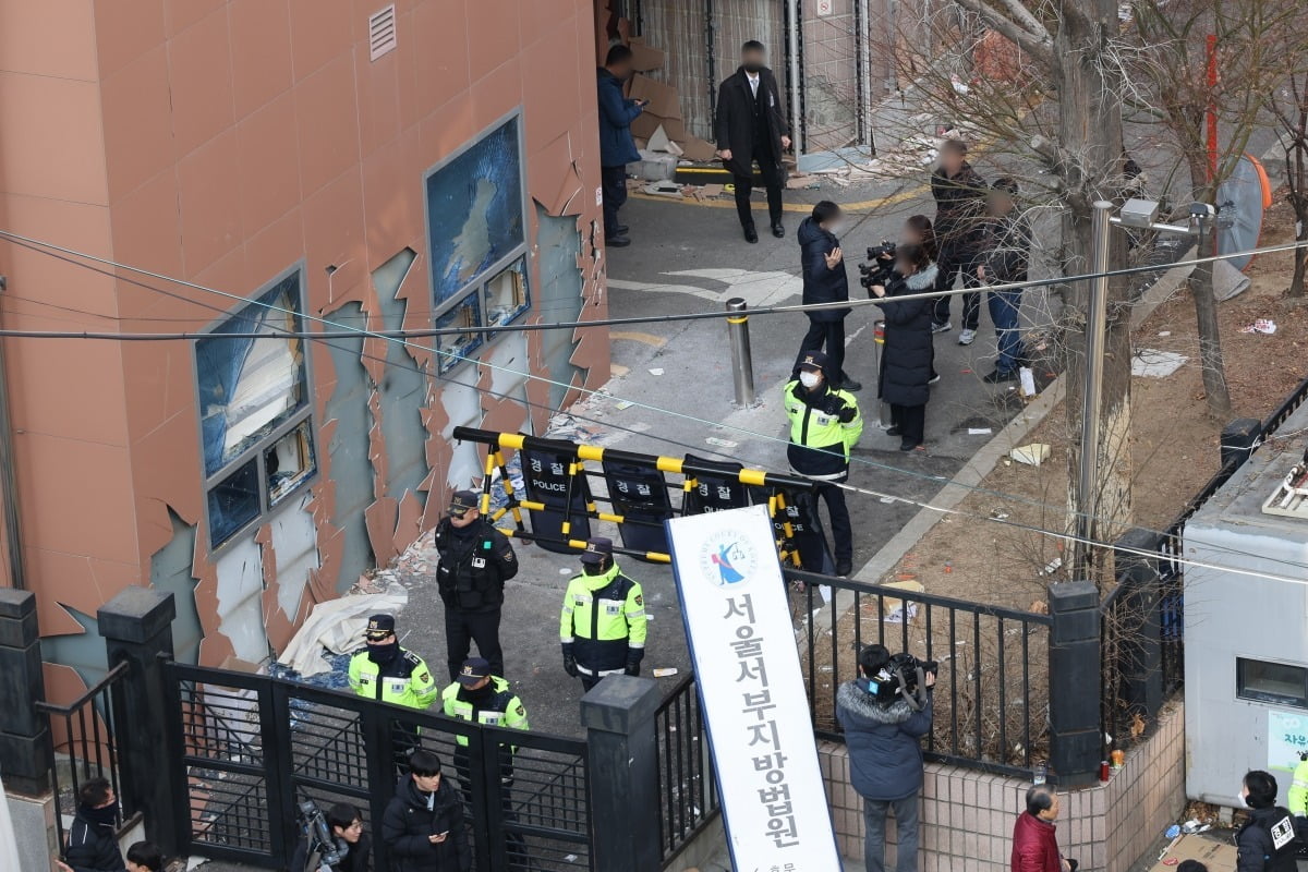 윤석열 대통령이 내란 우두머리 혐의로 에볼루션 카지노 사이트되자 일부 윤 대통령 지지자들이 서울서부지방법원 내부로 난입해 불법폭력사태를 일으켜 서부지법 현판이 파손돼 있다. /사진=연합뉴스