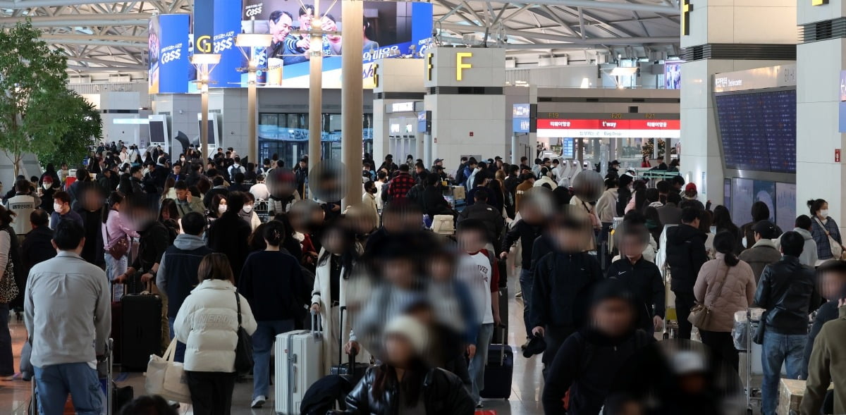  인천국제공항 제1여객터미널 출국장이 승객들로 붐비고 있다. 사진=최혁 기자