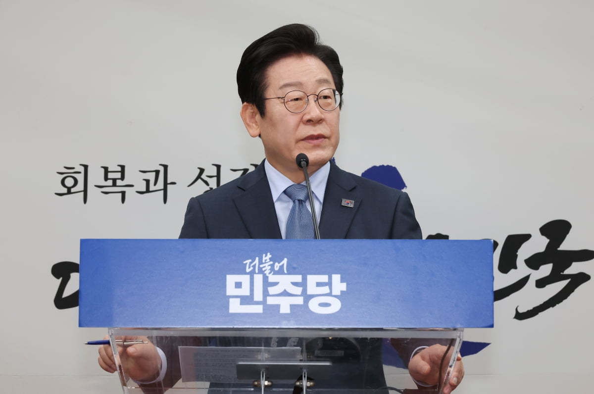 카지노 해외 대표가 지난달 23일 오전 국회에서 열린 기자회견에서 취재진의 질문에 답변하고 있다. 연합뉴스