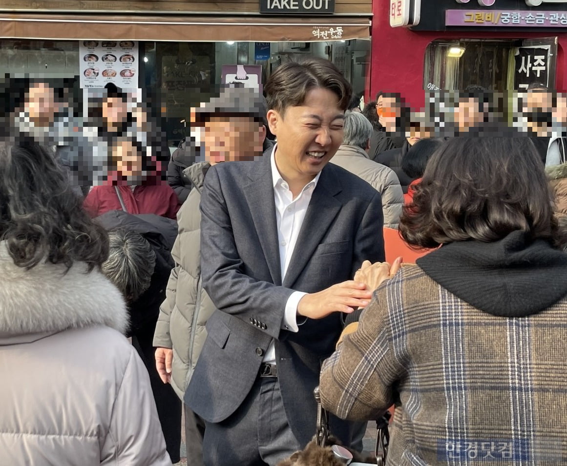 이준석 의원이 2일 기자회견을 마치고 슬롯 사이트과  인사, 사진 촬영하는 모습. /사진=이민형 기자