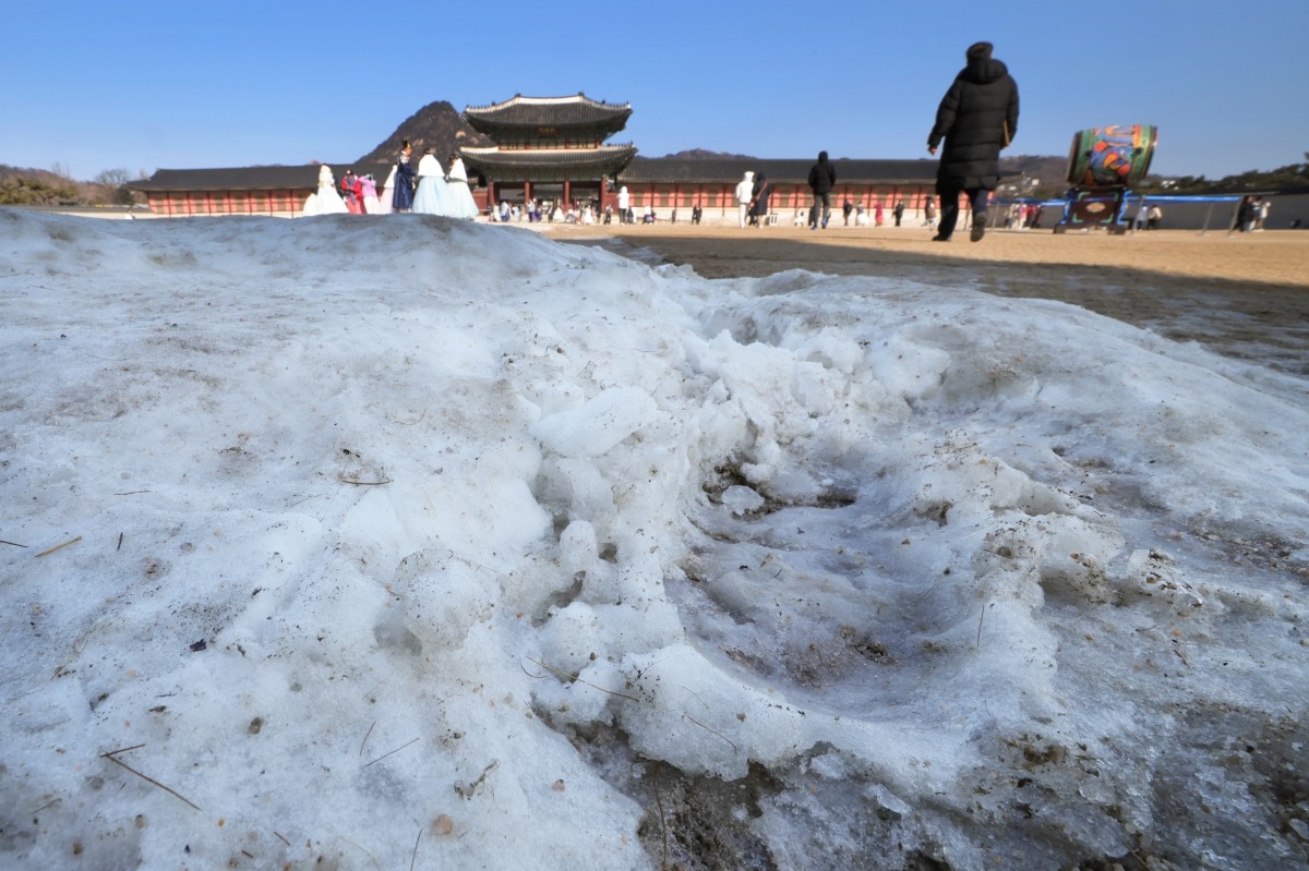 봄이 바카라 에볼루션되는 절기상 '입춘'인 3일 서울 경복궁에서 관광객들이 빙판길 앞을 지나가고 있다.