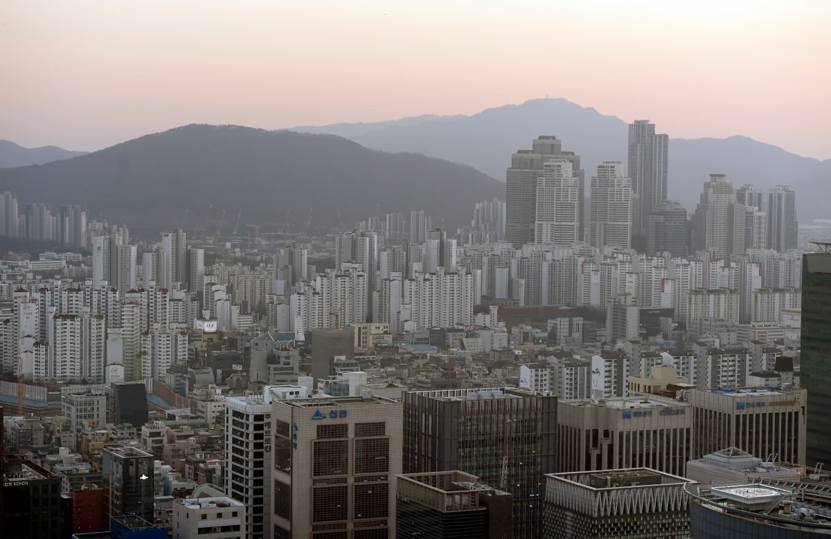 지난달 악성 미분양 물량이 2만1480카지노 사이트를 나타내며 11년 만에 최대치를 기록했다. 서울의 아파트 전경.  /한경DB