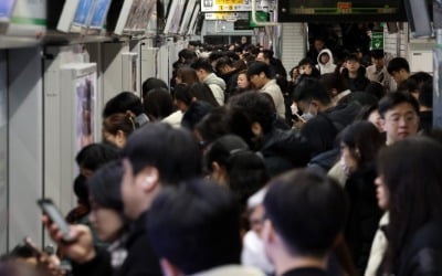 "지각 확정인데 어떻게"...출근길 서울 지하철 9호선 선로 장애로 지연운행