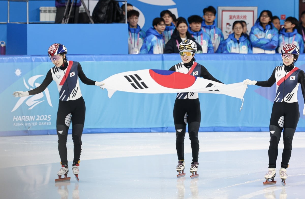 8일 중국 헤이룽장성 하얼빈 빙상훈련센터 다목적홀에서 열린 하얼빈 동계아시안게임 프라그마틱 슬롯사이트 여자 500m 결승에서 최민정, 김길리, 이소연이 차례대로 결승선을 통과한 뒤 태극기를 들고 환호하고 있다. 뉴스1