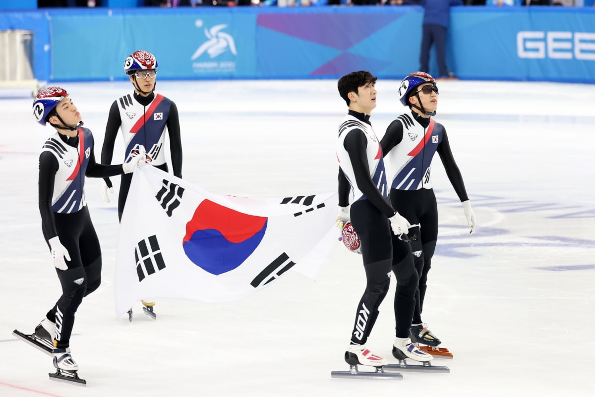 9일 중국 헤이룽장성 하얼빈 빙상훈련센터 다목적홀에서 열린 하얼빈 동계아시안게임 쇼트트랙 남자 5000m 계주 결승에서 한국 대표팀이 실격 처리에 아쉬워하고 있다. 뉴스1