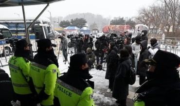 尹 "잘 지내고 있으니 걱정 말라"…친윤계 5명 대통령 접견