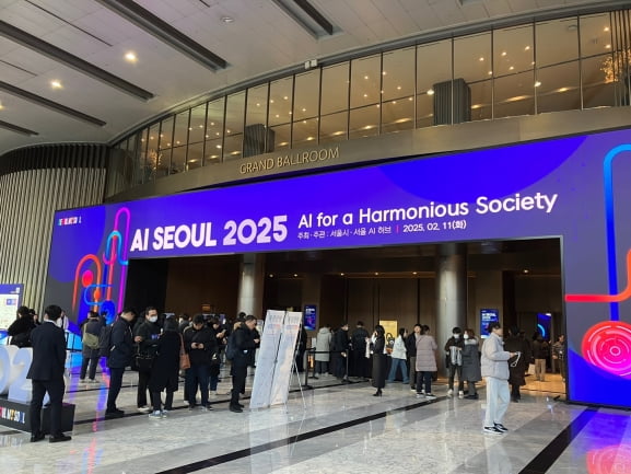 11일 오전 슬롯사이트 보스 삼성동 코엑스 그랜드볼룸에서 열린 'AI SEOUL 2025' 콘퍼런스에 참석자들이 입장하고 있다. /사진=오유림 기자