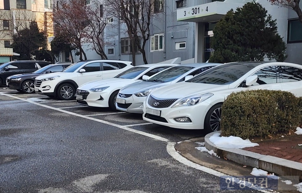 수도권 한 노후 아파트 온라인카지노추천장에 차량들이 후면 온라인카지노추천되어 있다. 사진=오세성 한경닷컴 기자