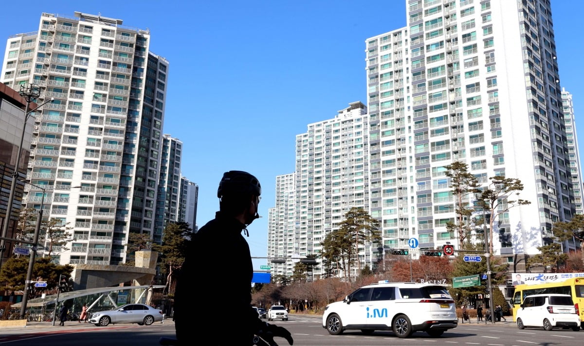 서울시가 12일 토지거래허가구역 해제를 발표한 뒤 잠실, 대치 등 부동산 시장이 기대감에 술렁이고 슬롯사이트 볼트 메이저. 13일 서울 잠실 엘스, 리센츠 아파트 모습/최혁 기자