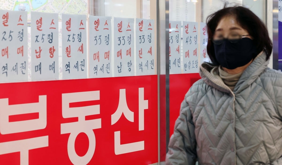 13일 서울  잠실 엘스 아파트 상가 공인중개사 모습/최혁 기자