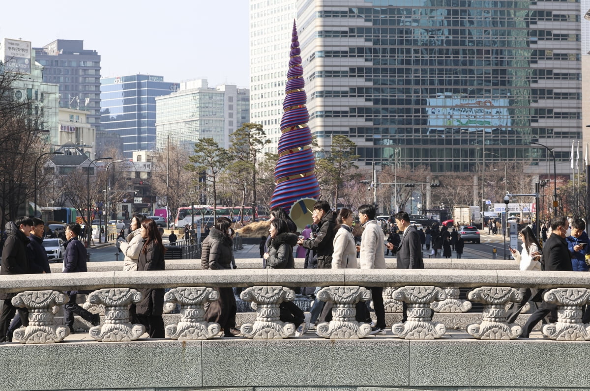 [포토] 포근한 날씨에 산책 즐기는 슬롯 머신