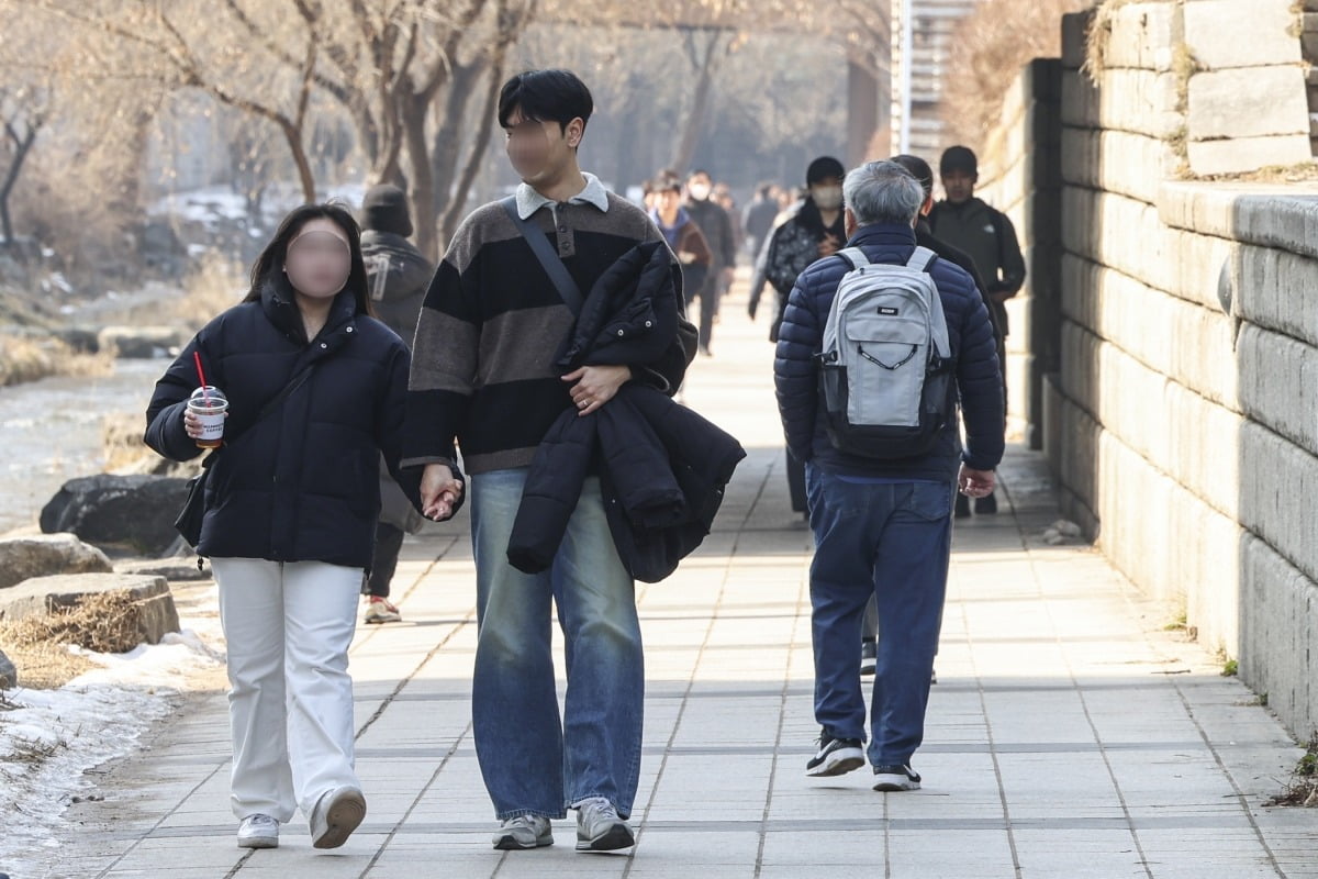 [포토] 포근한 날씨에 산책 즐기는 슬롯 머신