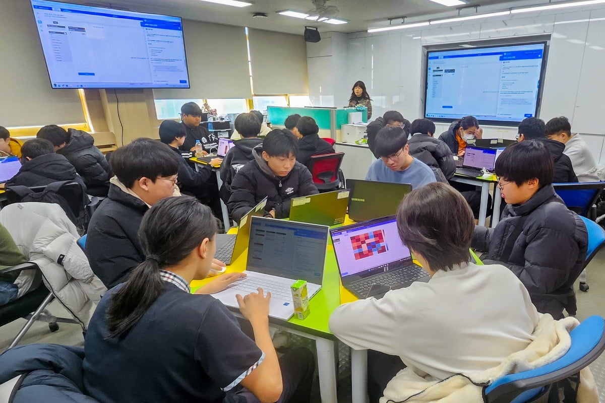 인천광역시 상인천중학교에서 교사 최정원 씨가 올해 겨울방학을 활용해 학생들에게 AICE 주니어 카지노 한국인 취득을 위한 AI 수업을 진행하고 있다. 사진=KT 제공