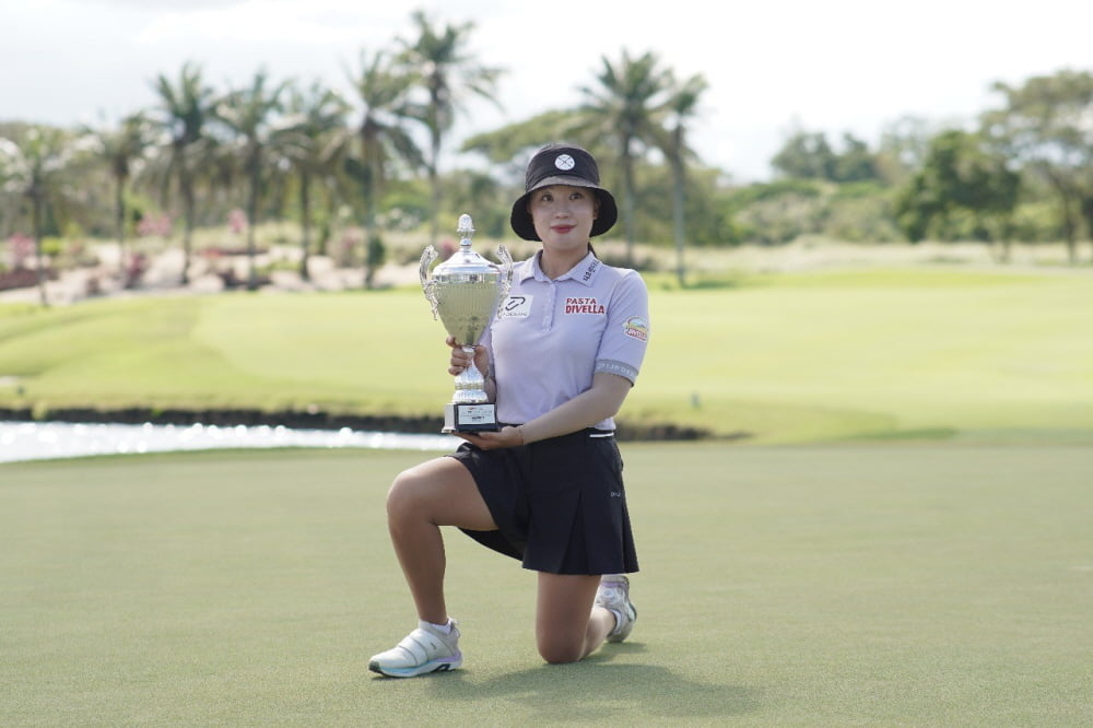 김가영이 14일 한국여자프로골프(KLPGA) 드림투어 필리핀 레이디스 마스터즈에서 우승한 뒤 트로피를 들고 포즈를 취하고 있다. KLPGA 제공