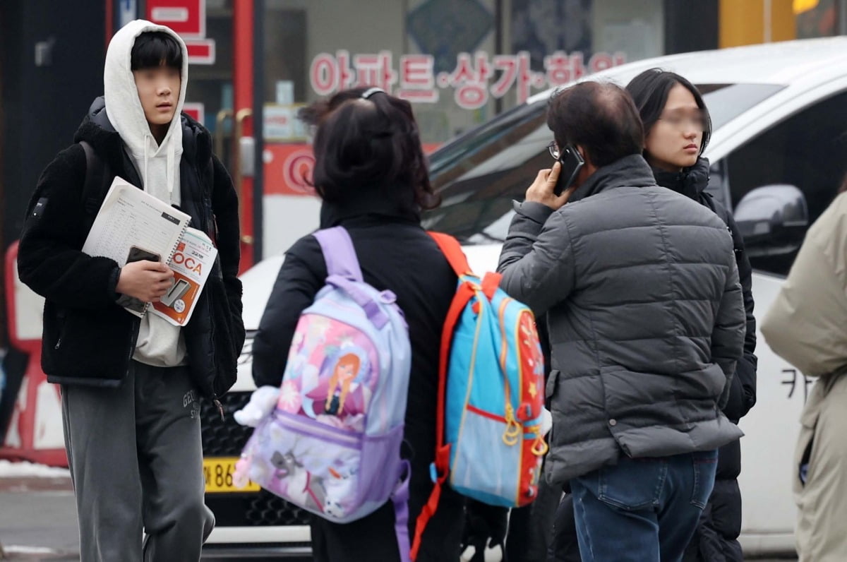 12일 서울 대치동 학원가에서 학생과 학부모들이 발걸음을 옮기고 카지노 꽁./이솔 기자