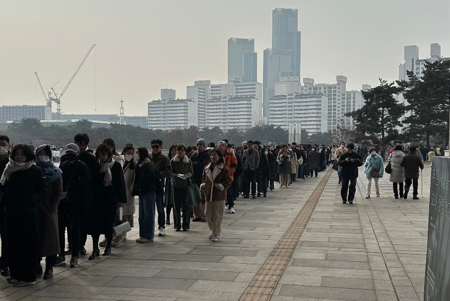 지난 16일 서울 용산구 국립중앙박물관 '비엔나 1900, 꿈꾸는 예술가들' 전시를 찾은 관람객들이 전시에 입장하기 위해 줄을 서고 있다. /한경DB