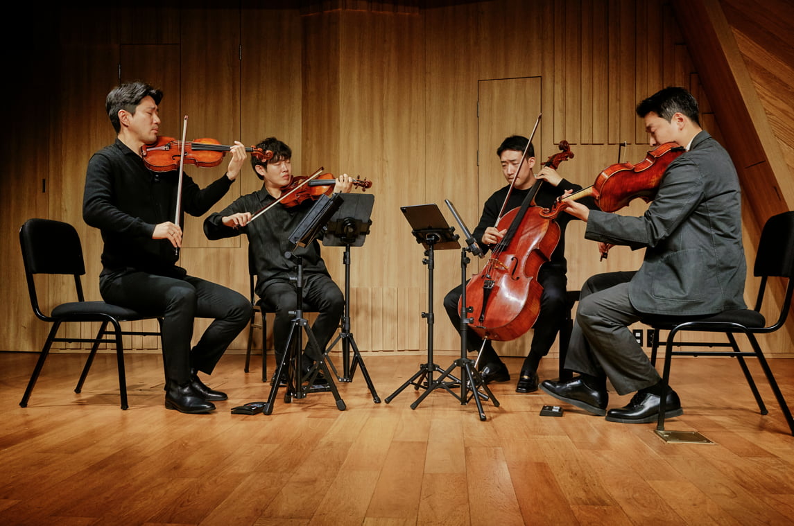 18일 서울 용산구 사운즈S에서 현악사중주단인 '노부스 콰르텟'이 연주하고 있다. 왼쪽부터 바이올리니스트 김영욱·김재영, 첼리스트 이원해, 비올리스트 김규현. / 사진출처. 목프로덕션