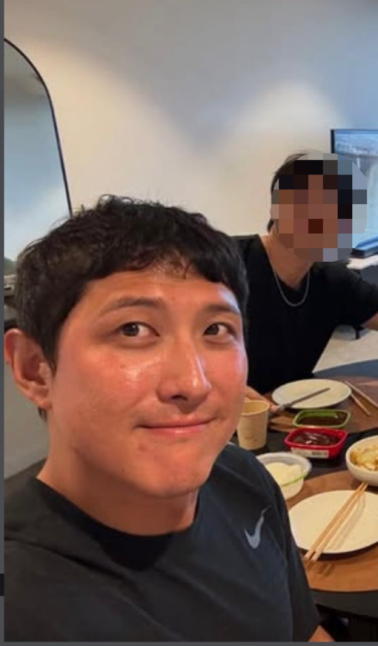‘지연과 이혼’ 황재균, 한국 떠났다…럭셔리 호텔서 술 파티