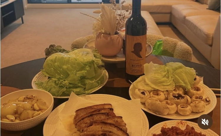 ‘지연과 이혼’ 황재균, 한국 떠났다…럭셔리 호텔서 술 파티
