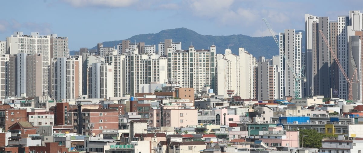 지방 부동산 시장이 침체하자 온라인 바카라(한국토지주택공사)가 3000가구의 준공 후 미분양 아파트를 사기로 했다. '미분양 무덤'이라고 불리는 대구의 아파트 단지 모습./한경DB